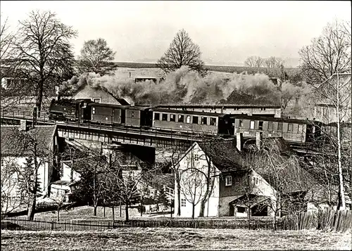 Ak Olbersdorf in Sachsen, Schmalspurbahn Zittau - Oybin/Jonsdorf, Ortsüberfahrt Oberdorf, Dampflok