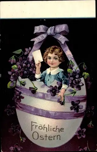 Ak Glückwunsch Ostern, Kind in einem Osterei, Veilchen