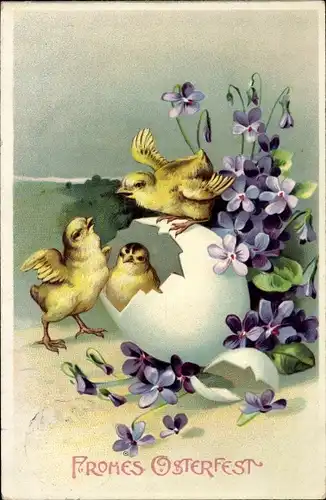 Ak Glückwunsch Ostern, Küken spielen am Osterei, Veilchen