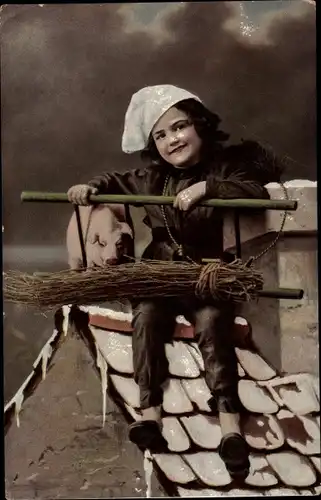 Ak Fröhliches Neujahr, Kind als Schornsteinfeger auf einem Dach, Schwein