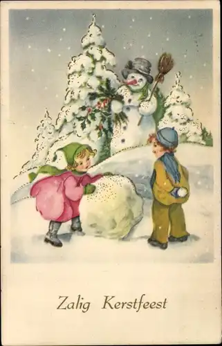 Ak Frohe Weihnachten, Kinder bauen einen Schneemann, Stechpalmenzweige