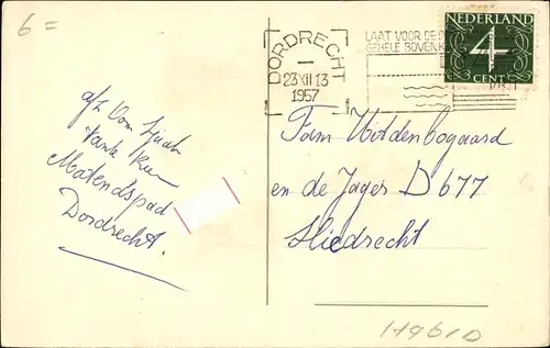 Ak Frohe Weihnachten, Kinder bauen einen Schneemann, Stechpalmenzweige