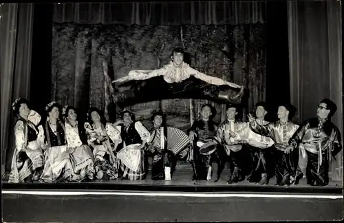 Foto Ak Musiker-Gruppe, Akrobat, Musikinstrumente, Bühne