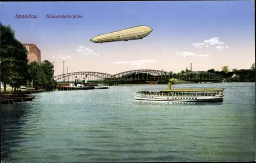 Ak Berlin Spandau, Zeppelin über der Eiswerderbrücke, Dampfschiff