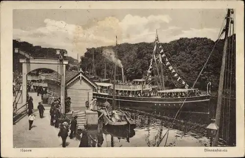 Ak Hoorn Nordholland Niederlande, Binnenhafen, Dampfer legt ab