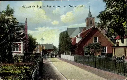 Ak Huizen Nordholland Niederlande, Postamt und alte Kirche