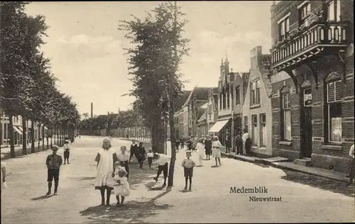 Ak Medemblik Nordholland Niederlande, Kinder auf der Straße stehend