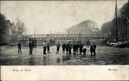 Ak Muiden Nordholland Niederlande, Schleuse, Brücke, zugefrorener Fluss