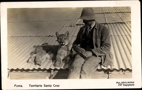 Ak Santa Cruz Argentinien, Mann mit Puma an einer Kette, Wellblechdach