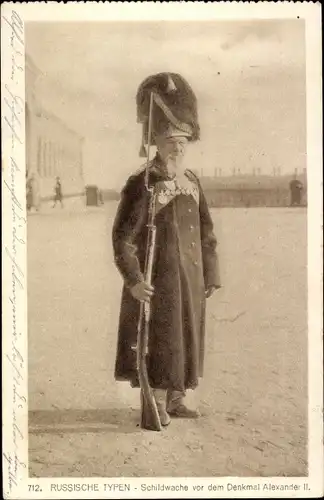 Ak Russische Typen, Schildwache vor dem Denkmal Alexander II