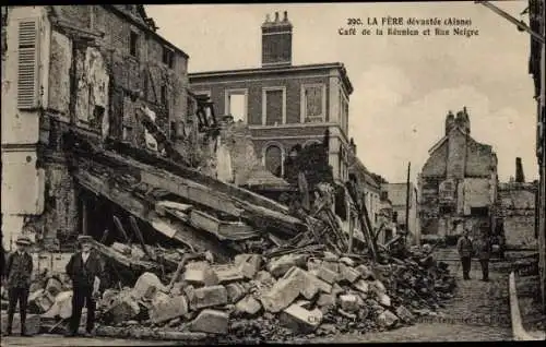 Ak La Fère Aisne, Cafe de la Reunion, Rue Neigre, Kriegszerstörung I. WK