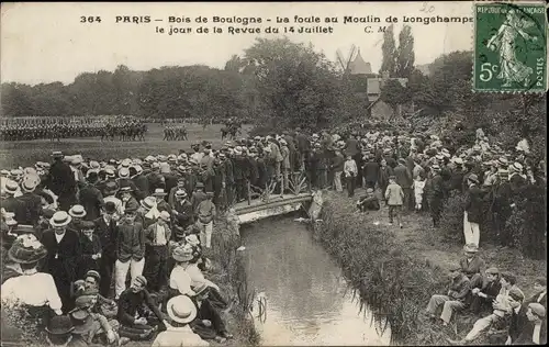 Ak Paris XVI, Bois de Boulogne, La foule au Moulin de Longchamps, le jour de la Revue du 14 Juillet