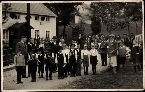 Foto Ak Müglitz Lauenstein, Gruppenbild auf dem Dorfweg