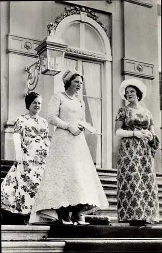 Ak Prinzessin Beatrix der Niederlande im Kleid, Den Haag 1961