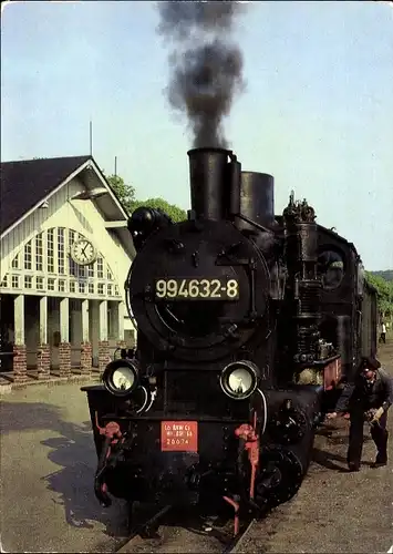 Ak Schmalspurbahn Putbus-Göhren, Rasender Roland, Lokomotive 99 4632-8, Bahnhof Binz Ost, Lokführer