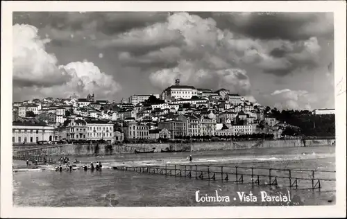 Ak Coimbra Portugal, Ort vom Wasser aus gesehen