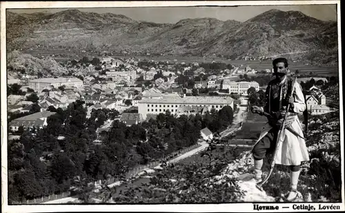 Ak Cetinje Montenegro, Gesamtansicht der Stadt, Mann in Tracht