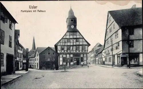 Ak Uslar in Niedersachsen, Marktplatz mit Rathaus und Geschäften