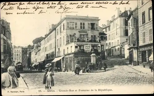 Ak Sèvres Hauts-de-Seine, Grande Rue, Brunnen der Republik, Restaurant