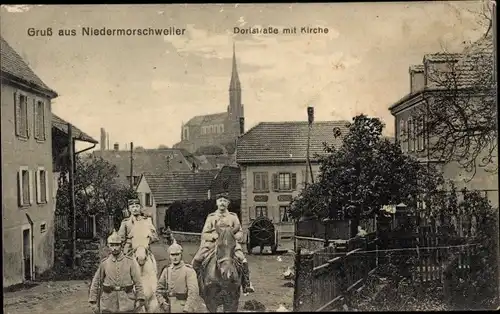 Ak Morschwiller le Bas Niedermorschweiler Elsass Haut Rhin, Dorfstraße mit Kirche, Soldaten