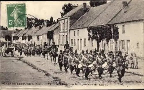 Ak Sissonne Aisne, Camp de Sissonne, Ankunft der Truppen in der Rue de Laon