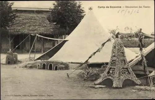 Ak Sissonne Aisne, Sissonne Camp, Dekoration der Zelte