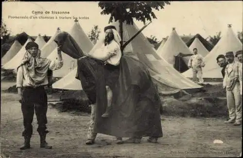 Ak Sissonne Aisne, Camp de Sissonne, Kamelritt durch die Zelte