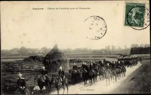 Ak Sissonne Aisne, Kavallerie auf dem Weg zum Manöver