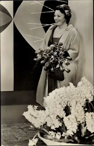 Ak Prinzessin Beatrix, Blumenstrauß, Niederländisches Königshaus, Rotterdam 1960