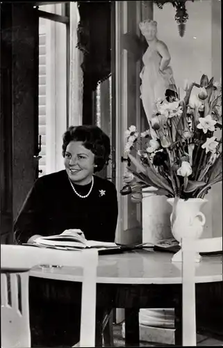 Ak Prinzessin Beatrix der Niederlande, Tisch, Blumenstrauß, Soestdijk 1962