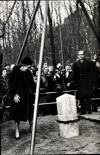 Ak Koningin Juliana legte den ersten Stapel für Het Dorp, Arnheim 1963