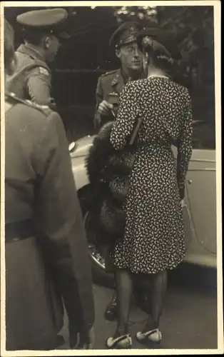 Foto Ak Prinz Bernhard in Uniform, Frau in Kleid, Auto