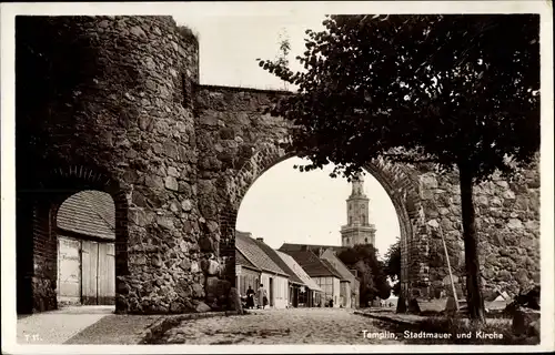 Ak Templin im Kreis Uckermark, Stadtmauer und Kirche