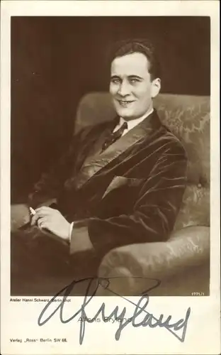 Ak Schauspieler Alfons Fryland, Portrait im Sessel mit Zigarette, Autogramm