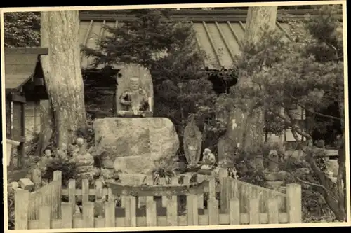 Foto Japan, kleinste Kultstätte mit Stein, Buddha, Relief am Lake Chuzenyi