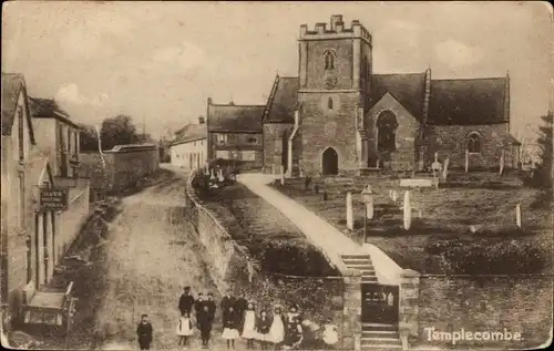 Ak Templecombe Somerset, Gesamtansicht, Kirche, Passanten