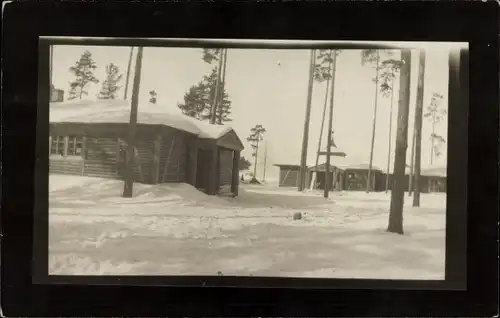 Foto Ak Wohnhaus, Winterszene, Schnee, Bäume