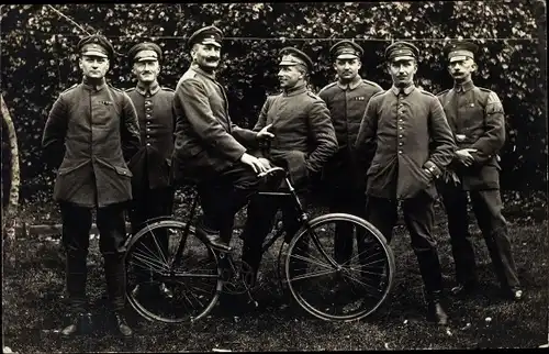 Foto Ak Deutsche Soldaten, Grupppenbild mit Fahrrad