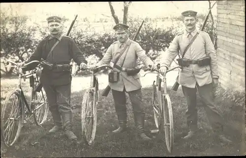 Foto Ak Deutsche Soldaten, Flugzeug Patrouille 1915, Grupppenbild mit Fahrrädern