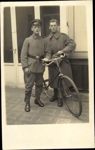 Foto Ak Deutsche Soldaten, Portrait, Felduniform, Fahrrad