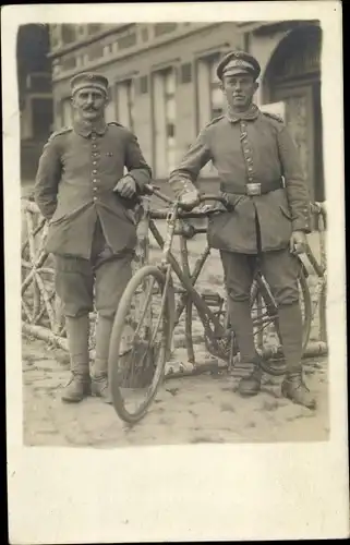 Foto Ak Deutsche Soldaten, Portrait, Felduniform, Fahrrad