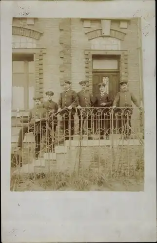 Foto Ak Soldaten in Uniformen vor einem Gebäude, I. WK