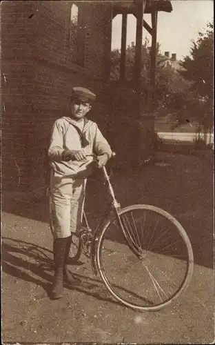 Foto Ak Junge mit Fahrrad und Matrosenuniform