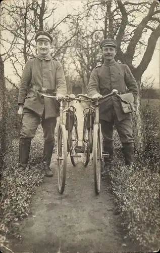 Foto Ak Zwei deutsche Soldaten mit Fahrrädern, Portrait