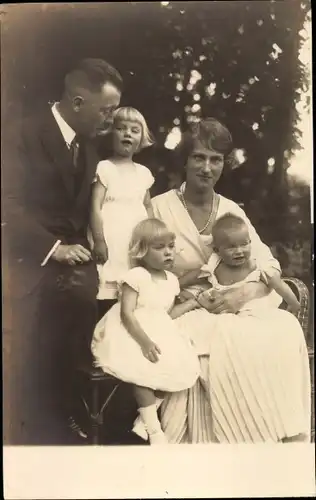 Foto Ak Erbprinz Friedrich Viktor von Hohenzollern Sigmaringen mit Familie, 1923