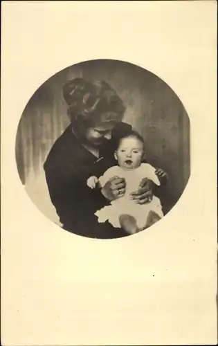 Foto Ak Erbprinzessin Margarethe von Hohenzollern-Sigmaringen mit Kind, 1922