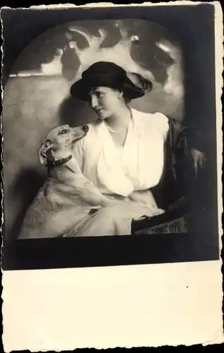 Foto Ak Prinzessin von Thurn und Taxis, Braut des Prinzen Friedrich Christian von Sachsen, Windhund