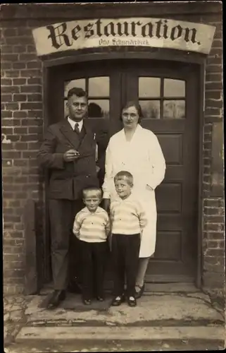 Foto Ak Rogówko Ragensee Westpreußen, Restauration Otto Schneiderbeck, Familie, Gasthaus Karl Barner