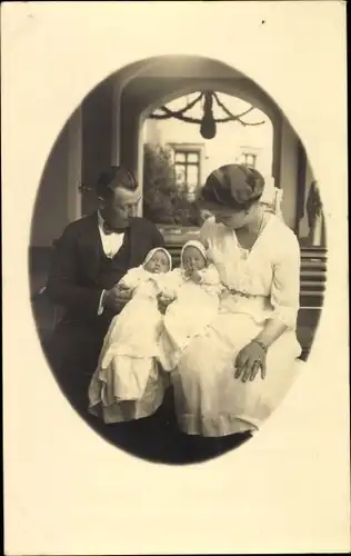 Foto Ak Prinzessin Margarete und Prinz Friedrich von Hohenzollern Sigmaringen, Zwillingstöchter