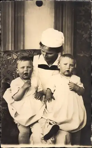 Foto Ak Zwillingsprinzessinnen von Hohenzollern Sigmaringen, Maria Antonia, Maria Adelgunde, 1922